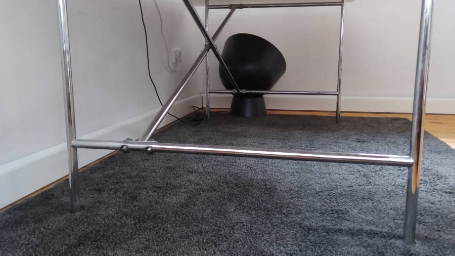 Durch das Heizen mit der Sockelheizleiste und der angenehmen Strahlungswärme werden die Wände, Fußböden, Decken, aber auch die Fenster gleichmäßig temperiert. Dadurch, dass die Wände nun 2 bis 5°C wärmer sind als die Luft, kann kein Wasser mehr an den Wänden ausfallen (kondensieren) und Schimmel kann ohne dieses Wasser nicht wachsen. Somit ist das Heizen mit Sockelheizleisten eine zuverlässige Art und Weise Schimmel vorzubeugen.