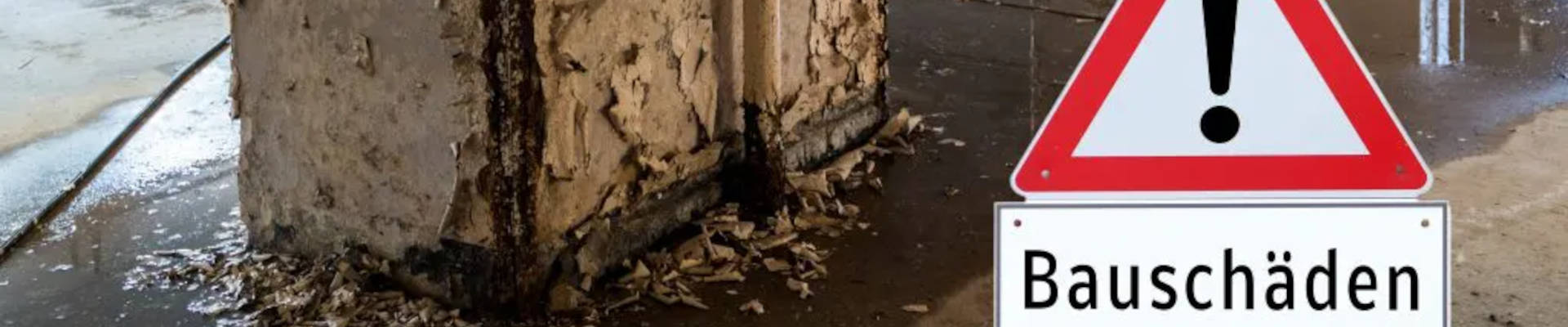 Bautenschutz und Denkmalschutz mit der Sockelheizleiste der SHL-Wärmetechnik. Ursachen für Bauwerksschäden können die folgenden sein. Der Schutz der Bausubstanz ist für jeden Hauseigentümer eine der grundlegenden Aufgaben-, aber auch teilweise Problemstellung. Bei älteren Häuser wird der Aufwand zum Schutz der Bausubstanz größer und kostenintensiver. Der Zahn der Zeit, aber auch die Feuchtigkeit, nagt an der Bausubstanz. Insbesondere bei historischen Bauwerken aber auch bei Backsteinhäusern ist die Feuchteaufnahme aus der Luft häufig größer gegenüber der aus dem Untergrund des Bauwerks. Hier spielt die hohe Konzentration an löslichen Salzen eine wichtige Rolle, ebenso wie das richtige Heizverhalten. Da bei jeder Konvektionsheizung die Raumtemperatur immer wärmer ist als die Hülllflächentemperatur des Raumes, ist die Gefahr der Kondenswasserbildung immer vorhanden. Insbesondere in Ecken und schwer zugänglichen Bereich z.B. hinter Schränken und Gardinen entstehen schnell Temperaturunterschiede von mehr als 5°Kelvin. Damit ist der Tauwasserausfall an die Wand gegeben. Wo Wasser auf der Bausubstanz ist, da lässt Schimmel nicht lange auf sich warten. Nachdem alle baulichen Maßnahmen, wie Dränage usw., erfolgt sind und keine wirkliche Verbesserung eingetreten ist, wird klassischen Maßnahmen der Bauteilaktivierung vorgenommen. Diese sind im Regelfall aufwendig und nicht immer anwendbar. So werden z.B. Heizungsrohre unter Putz verlegt, um Mauerwerk zu trocknen. Diese Bauteilaktivierung ist aber mit hohem baulichem Aufwand verbunden und in vielen Fällen entweder nicht machbar oder viel zu aufwendig. Mit der Sockelheizleiste wird die Oberflächentemperatur erhöht, so dass diese wärmer sind als die Luft. Dadurch wird das Wasser im oberflächennahmen Bereich erwärmt und kann verdunsten. Durch die Kapillare des Baustoffes wird vom inneren der feuchten Wand Wasser nachziehen. Es entsteht ein anhaltender Kapillarsog, da die Öberflächentemperaturen im Regelfall nicht wärmer als 24°C werden. So wird nicht nur die Bausubstanz getrocknet, sondern auch der Ausfall von Kondenswasser maßgeblich unterdrückt. Die Bausubstanz wird nicht nur vor Schimmel geschützt, sondern auch noch nachhaltig und langsam getrocknet bzw. trocken gehalten. Eventuelle Salzausblühungen sind mit geeignetem Maßnehmen z.B. einem Opferputz zu verringern. In der Praxis hat sich gezeigt, dass durch die Sockelheizleisten nur ein geringer Kapillarestrom entsteht, so dass vielfach nur geringe oder auch keine Salzausblühungen entstehen. Bei Holzkonstruktionen und Vertäfelungen fuhrt die Erhöhung der Oberflächentemperatur ebenso zur Trocknung und somit ist der Befall von Schädlingen wesentlich gehemmt. Es fehlt den Schädlingen einfach am grundlegenden Wasser. Auf diese Weise lassen sich unter anderem Kunstwerke, Holzverträfelungen aber auch Orgeln ganz einfach schützen, ohne dass hier große bauliche Maßnahmen erforderlich sind. Ein weiterer wichtiger Vorteil ist, dass unsere Sockelheizleiste ein selbsttragendes Aluminiumprofil ist und somit nur wenige Befestigungspunkte benötigt.