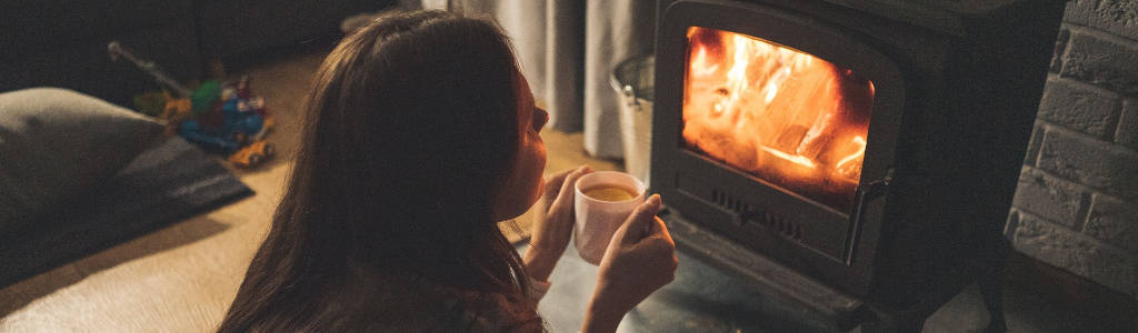 Was ist Behaglichkeit? Behaglichkeit beschreibt das Gefühl, bei dem sich Menschen oder Tiere wohl fühlen. Behaglichkeit wird bei einem idealen Verhältnis zwischen angenehmer Luftfeuchte und angenehmer Raumtemperatur empfunden. Das Empfinden von Behaglichkeit unterscheidet sich zwischen dem in einem Raum und dem in der freien Natur. Haben Sie sich schon mal gefragt, warum Sie im Winter frieren, obwohl sie auf zweiundzwanzig oder dreiundzwanzig Grad Celsius geheizt haben? Die Frage lässt sich leicht beantworten. Weil sie sich unbehaglich fühlen! Aber was ist Behaglichkeit? Diese Frage ist einfach zu beantworten. Ihnen ist dann behaglich, wenn Sie mit dem Raumklima zufrieden sind und sich wohl fühlen. Dieses Raumklima zu erzeugen, ist eigentlich ganz einfach. Um wohltuende Wärme zu erzielen, müssen die Wandflächen eines Raumes wärmer sein, als die Raumlufttemperatur. Das erreichen Sie mit unserer Sockelheizleiste. Eine gute Luftqualität erreichen Sie durch ausreichendes Lüften. Die Luftqualität wird auch durch die Einrichtung mit Möbeln beeinflusst. Hier sollte darauf geachtet werden, dass so wenig wie möglich an Schadstoffen in die Luft gelangen. Durch Heizen mit Konvektion, also mit einer Fußbodenheizung oder Radiatoren, wird die Heizungsluft meist auf unter 30% getrocknet. Die Luftfeuchtigkeit sollte zwischen 35% und 60% liegen. Diese wird durch Heizen mit Sockelheizleisten sehr oft erreicht. Die Luftbewegung im Raum hat einen erheblichen Einfluss auf das Wohlbefinden. Da eine Fußbodenheizung und Radiator Heizkörper mit einem hohen Anteil Luftbewegung arbeiten, entsteht das Gefühl von Zugluft. Dieses Gefühl wird durch kalte Wandoberflächen gefördert. Da die Sockelheizleiste die Wände erwärmt und nahezu keine Konvektion verursacht, fördert sie das Wohlbefinden erheblich. Ausstattung und Farbgestaltung haben einen Einfluss auf die Behaglichkeit. Warme hellere Farben heben in der Regel die Stimmung. Warum beeinflusst die Sockelheizleiste die Behaglichkeit? Wände, Fenster, Decken und Fußböden sind wärmer als die Raumluft. Dadurch bleibt das Gefühl von Zugluft aus. Sockelheizleisten der SHL-Wärmetechnik erzeugen in den Wänden Wärmestrahlung. Diese erwärmt alle Körper und Gegenstände im Raum. Dadurch entsteht eine wohlige Wärme. Bei der Verwendung unserer Sockelleistenheizung wird eine Luftfeuchtigkeit von etwa vierzig Prozent erreicht. Schleimhäute behalten ihre Feuchtigkeit. Reizungen der Haut und Augen bleiben aus. Höhere Luftfeuchtigkeit und ausbleibende Konvektion halten Staub und Pollen am Boden. Dies hat einen erheblichen Einfluss auf die Behaglichkeit. Wärmere Wände verhindern die Bildung von Kondenswasser an den Oberflächen. Schimmel wird dadurch seine Grundlage entzogen. Das Heizen mit Sockelheizleisten beeinflusst das Raumklima sehr positiv und die Behaglichkeit wird maßgeblich verbessert.
