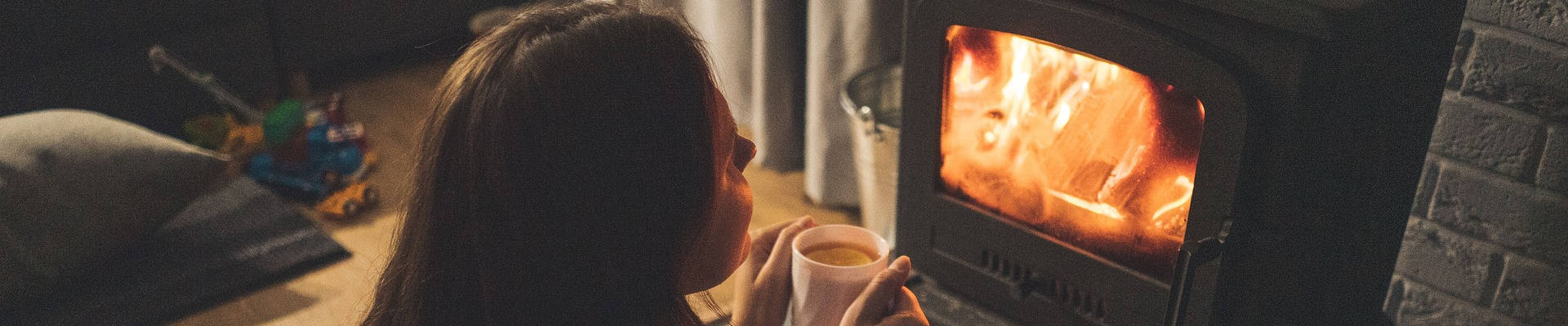 Was ist Behaglichkeit? Behaglichkeit beschreibt das Gefühl, bei dem sich Menschen oder Tiere wohl fühlen. Behaglichkeit wird bei einem idealen Verhältnis zwischen angenehmer Luftfeuchte und angenehmer Raumtemperatur empfunden. Das Empfinden von Behaglichkeit unterscheidet sich zwischen dem in einem Raum und dem in der freien Natur. Haben Sie sich schon mal gefragt, warum Sie im Winter frieren, obwohl sie auf zweiundzwanzig oder dreiundzwanzig Grad Celsius geheizt haben? Die Frage lässt sich leicht beantworten. Weil sie sich unbehaglich fühlen! Aber was ist Behaglichkeit? Diese Frage ist einfach zu beantworten. Ihnen ist dann behaglich, wenn Sie mit dem Raumklima zufrieden sind und sich wohl fühlen. Dieses Raumklima zu erzeugen, ist eigentlich ganz einfach. Um wohltuende Wärme zu erzielen, müssen die Wandflächen eines Raumes wärmer sein, als die Raumlufttemperatur. Das erreichen Sie mit unserer Sockelheizleiste. Eine gute Luftqualität erreichen Sie durch ausreichendes Lüften. Die Luftqualität wird auch durch die Einrichtung mit Möbeln beeinflusst. Hier sollte darauf geachtet werden, dass so wenig wie möglich an Schadstoffen in die Luft gelangen. Durch Heizen mit Konvektion, also mit einer Fußbodenheizung oder Radiatoren, wird die Heizungsluft meist auf unter 30% getrocknet. Die Luftfeuchtigkeit sollte zwischen 35% und 60% liegen. Diese wird durch Heizen mit Sockelheizleisten sehr oft erreicht. Die Luftbewegung im Raum hat einen erheblichen Einfluss auf das Wohlbefinden. Da eine Fußbodenheizung und Radiator Heizkörper mit einem hohen Anteil Luftbewegung arbeiten, entsteht das Gefühl von Zugluft. Dieses Gefühl wird durch kalte Wandoberflächen gefördert. Da die Sockelheizleiste die Wände erwärmt und nahezu keine Konvektion verursacht, fördert sie das Wohlbefinden erheblich. Ausstattung und Farbgestaltung haben einen Einfluss auf die Behaglichkeit. Warme hellere Farben heben in der Regel die Stimmung. Warum beeinflusst die Sockelheizleiste die Behaglichkeit? Wände, Fenster, Decken und Fußböden sind wärmer als die Raumluft. Dadurch bleibt das Gefühl von Zugluft aus. Sockelheizleisten der SHL-Wärmetechnik erzeugen in den Wänden Wärmestrahlung. Diese erwärmt alle Körper und Gegenstände im Raum. Dadurch entsteht eine wohlige Wärme. Bei der Verwendung unserer Sockelleistenheizung wird eine Luftfeuchtigkeit von etwa vierzig Prozent erreicht. Schleimhäute behalten ihre Feuchtigkeit. Reizungen der Haut und Augen bleiben aus. Höhere Luftfeuchtigkeit und ausbleibende Konvektion halten Staub und Pollen am Boden. Dies hat einen erheblichen Einfluss auf die Behaglichkeit. Wärmere Wände verhindern die Bildung von Kondenswasser an den Oberflächen. Schimmel wird dadurch seine Grundlage entzogen. Das Heizen mit Sockelheizleisten beeinflusst das Raumklima sehr positiv und die Behaglichkeit wird maßgeblich verbessert.