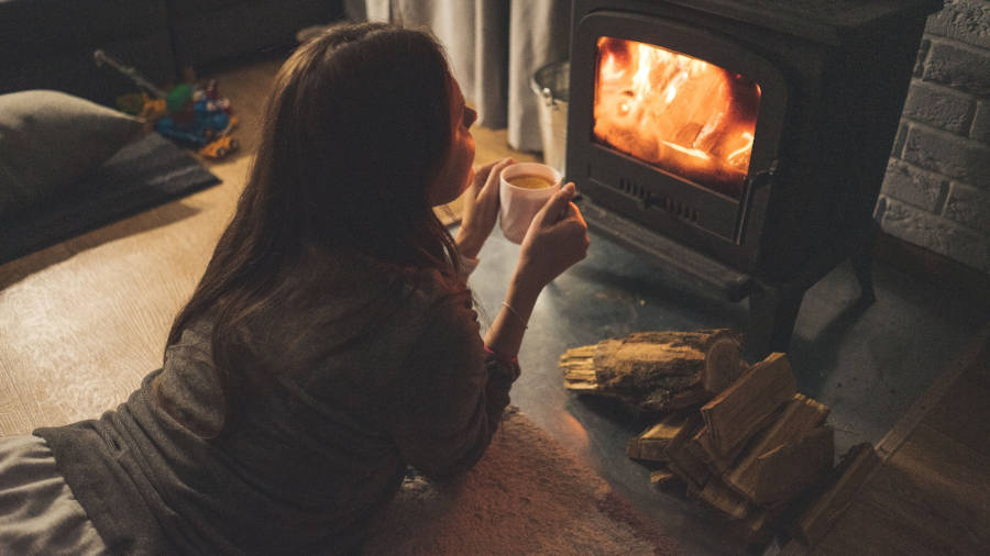 Was ist Behaglichkeit? Behaglichkeit beschreibt das Gefühl, bei dem sich Menschen oder Tiere wohl fühlen. Behaglichkeit wird bei einem idealen Verhältnis zwischen angenehmer Luftfeuchte und angenehmer Raumtemperatur empfunden. Das Empfinden von Behaglichkeit unterscheidet sich zwischen dem in einem Raum und dem in der freien Natur. Haben Sie sich schon mal gefragt, warum Sie im Winter frieren, obwohl sie auf zweiundzwanzig oder dreiundzwanzig Grad Celsius geheizt haben? Die Frage lässt sich leicht beantworten. Weil sie sich unbehaglich fühlen! Aber was ist Behaglichkeit? Diese Frage ist einfach zu beantworten. Ihnen ist dann behaglich, wenn Sie mit dem Raumklima zufrieden sind und sich wohl fühlen. Dieses Raumklima zu erzeugen, ist eigentlich ganz einfach. Um wohltuende Wärme zu erzielen, müssen die Wandflächen eines Raumes wärmer sein, als die Raumlufttemperatur. Das erreichen Sie mit unserer Sockelheizleiste. Eine gute Luftqualität erreichen Sie durch ausreichendes Lüften. Die Luftqualität wird auch durch die Einrichtung mit Möbeln beeinflusst. Hier sollte darauf geachtet werden, dass so wenig wie möglich an Schadstoffen in die Luft gelangen. Durch Heizen mit Konvektion, also mit einer Fußbodenheizung oder Radiatoren, wird die Heizungsluft meist auf unter 30% getrocknet. Die Luftfeuchtigkeit sollte zwischen 35% und 60% liegen. Diese wird durch Heizen mit Sockelheizleisten sehr oft erreicht. Die Luftbewegung im Raum hat einen erheblichen Einfluss auf das Wohlbefinden. Da eine Fußbodenheizung und Radiator Heizkörper mit einem hohen Anteil Luftbewegung arbeiten, entsteht das Gefühl von Zugluft. Dieses Gefühl wird durch kalte Wandoberflächen gefördert. Da die Sockelheizleiste die Wände erwärmt und nahezu keine Konvektion verursacht, fördert sie das Wohlbefinden erheblich. Ausstattung und Farbgestaltung haben einen Einfluss auf die Behaglichkeit. Warme hellere Farben heben in der Regel die Stimmung. Warum beeinflusst die Sockelheizleiste die Behaglichkeit? Wände, Fenster, Decken und Fußböden sind wärmer als die Raumluft. Dadurch bleibt das Gefühl von Zugluft aus. Sockelheizleisten der SHL-Wärmetechnik erzeugen in den Wänden Wärmestrahlung. Diese erwärmt alle Körper und Gegenstände im Raum. Dadurch entsteht eine wohlige Wärme. Bei der Verwendung unserer Sockelleistenheizung wird eine Luftfeuchtigkeit von etwa vierzig Prozent erreicht. Schleimhäute behalten ihre Feuchtigkeit. Reizungen der Haut und Augen bleiben aus. Höhere Luftfeuchtigkeit und ausbleibende Konvektion halten Staub und Pollen am Boden. Dies hat einen erheblichen Einfluss auf die Behaglichkeit. Wärmere Wände verhindern die Bildung von Kondenswasser an den Oberflächen. Schimmel wird dadurch seine Grundlage entzogen. Das Heizen mit Sockelheizleisten beeinflusst das Raumklima sehr positiv und die Behaglichkeit wird maßgeblich verbessert.