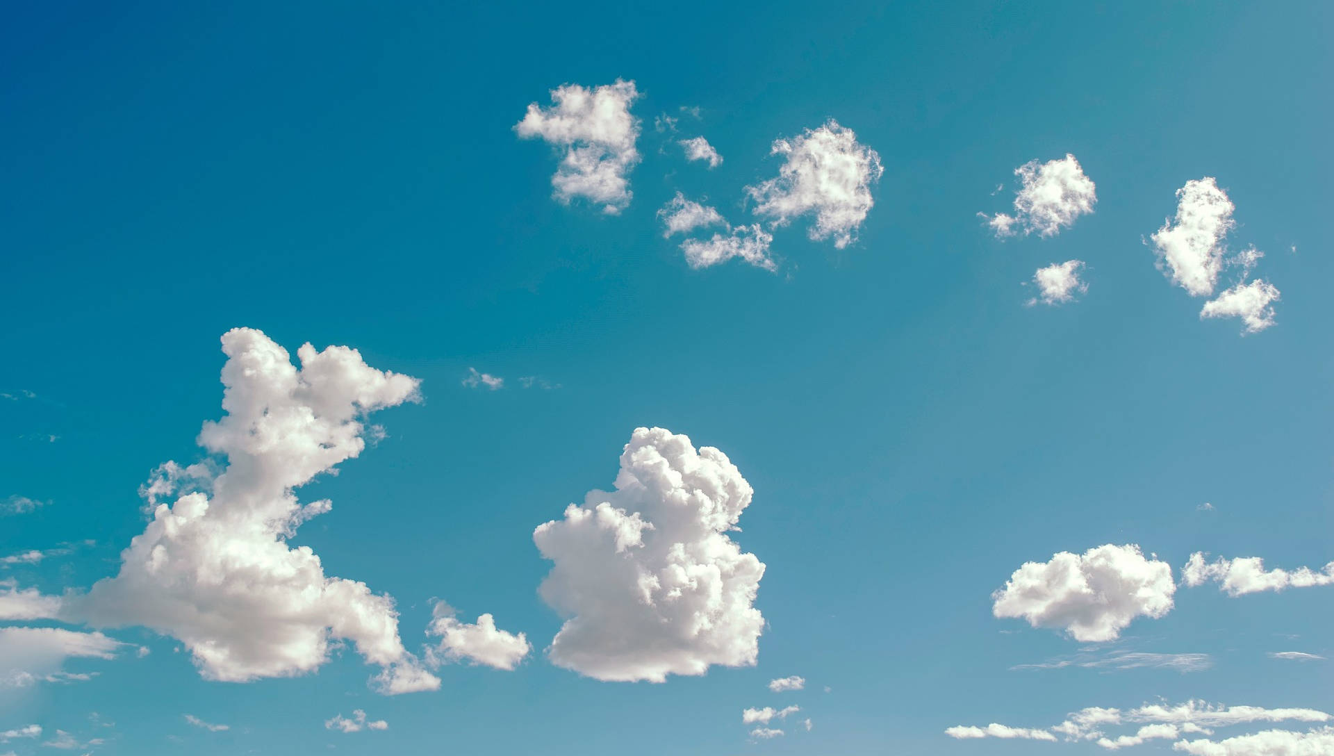 Die Heizleisten erwärmen u. a. die Wandoberflächen. Diese sind damit wärmer als die Luft im Raum. In der Luft gebundenes Wasser kondensiert nicht mehr auf der Wandoberfläche. Der Wasserdampf bleibt in der Luft gebunden und wird durch das normale Lüften abgeführt. Durch eine solche Konstellation ist physikalisch eine Schimmelbildung durch Raumfeuchtigkeit ausgeschlossen. Die Sockelheizleisten nennt man auch Randleistenheizung, Leistenheizung, Sockelheizung, Fussleistenheizung, Heizsockel oder auch Sockelleistenheizkörper bzw. einfach Sockelheizleiste.