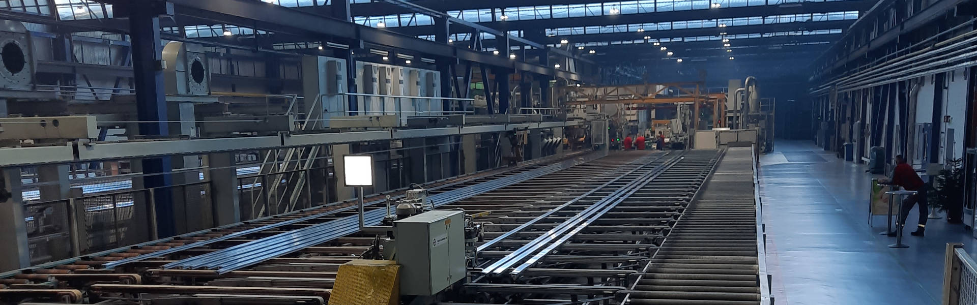 Hier sind frisch produzierte Sockelheizleisten der SHL-Wärmetechnik als Hersteller der Heizleiste zu sehen. Diese werden auch folgendermaßen bezeichnet: Randleistenheizung, Leistenheizung, Sockelheizung, Fussleistenheizung, Heizsockel oder auch Sockelleistenheizkörper bzw. einfach Sockelheizleiste. 