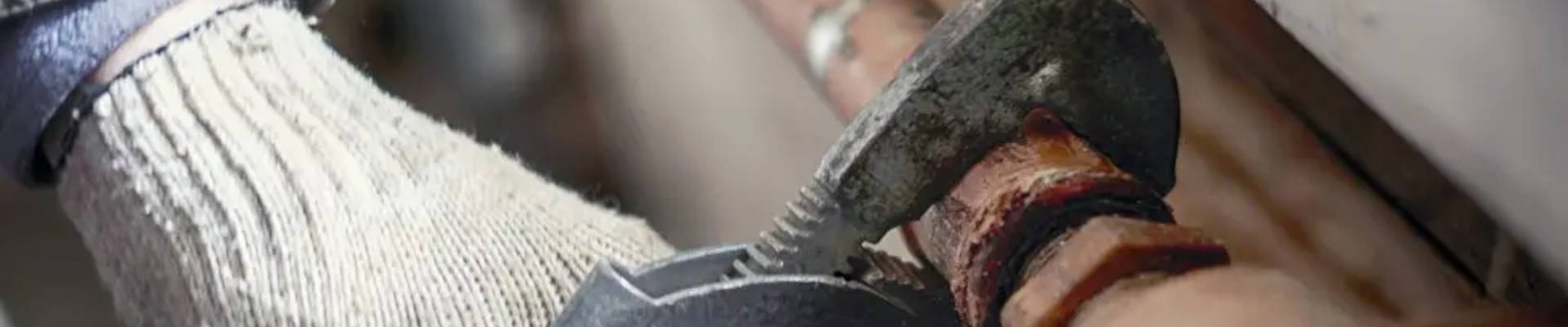 Sanierung der Heizungsanlage mit der Sockelheizleiste. Die Sockelheizleiste ist eine einfache Alternative zu Heizkörpern und Fußbodenheizung. Im Rahmen einer Komplettsanierung der Heizungstechnik ist es normalerweise erforderlich auch den Fußboden zu erneuern. Die Verlegung einer Fußbodenheizung oder auch die aufwendigere Rohrverlegung zu Radiatoren ist sonst nicht möglich. Mit der Sockelheizleiste ist es möglich Rohre mit wesentlich weniger Aufwand zu verlegen. Durch die unterschiedlichen Anschlussvarianten ist es möglich, den Anschluss an jedem beliebigen Punkt der Heizleiste zu realisieren. Das spart nicht nur Zeit und damit auch Geld, sondern es werden damit auch viele unnötige Maßnahmen in der Bausubstanz vermieden. Vielfach ist es schlicht weg nicht möglich, neue Verrohrungen in den Fußboden zu verlegen, da entweder die Aufbauhöhe nicht vorhanden ist oder es sich um einen erhaltenswerten Bodenbelag handelt, wie z.B. Echtholzboden, Terakottaboden oder Mosaikboden. Hier kann mit wenig Aufwand die Verrohrung zu den Sockelheizleisten erfolgen. Ein weiterer wichtiger Punkt ist, dass mit einer Fußbodenheizung oder einer Wandheizung alle Verrohrungen im Boden bzw. in der Wand verlegt sind und so Leckagen zu meist erst spät erkannt werden und dann nur schwer zu lokalisieren sind. Die Beseitigung einer solchen Leckage ist dann sehr aufwendig, da der Boden bzw. die Wand geöffnet werden muss. Bei der Sockelheizleiste werden eventuell auftretende Leckagen sofort erkannt, da alle Dichtstellen außerhalb der Wand verbaut sind. Das spart nicht nur Zeit und Geld, sondern es gibt auch dauerhaft Sicherheit. Und Irgendwann kommt der Treffer in der Fußboden- oder Wandheizung, wenn ein Loch gebohrt werden muss. Der Opa wird 70 Jahre und es muss ein Kranz, natürlich an der freien Wand, aufgehängt werden. Der eingeschlagene Nagel trifft und schön ist der Ärger da. Im Rahmen der energetischen Sanierung werden die Hohlräume bei zweischaligem Mauerwerk ausgeblasen oder Dämmstoffe auf das Mauerwerk aufgebracht. Gleichzeitig werden neue Fenster und eine Lüftungsanlage eingebaut und so die bauphysikalischen Bedingungen grundlegend geändert. Vielfach kommt es nun zur Schimmelbildung. Dies kann mit der Sockelheizleiste weitestgehend verhindert werden, da die Wandoberflächen erwärmt werden und so die Bausubstanz getrocknet wird und sich Kondenswasser nicht mehr an der Wand niederschlagen kann. Nur mal eben die Heizkörper gegen etwas Schöneres austauschen und dann stellen Sie fest, dass zu Zuleitung die besten Jahre hinter sich haben und auch erneuert werden müssen. Nun stellt sich die Frage, wie und wo verlege ich die neuen Zuleitungen? Hier bietet sich die Sockelheizleiste an, da diese an jedem beliebigen Punkt an den Wänden angeschlossen werden kann. So können Sie mit minimalem Aufwand und wesentlich geringeren Kosten zu Zuleitungen erneuern und gleichzeitig wird die Bausubstanz geschützt. Ein weiterer wichtiger Effekt ist, dass Sie ein gesundes und allergikerfreundliches Raumklima erzeugen.